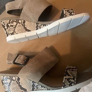 Crown Vintage Snakeskin 9 1/2 wedges